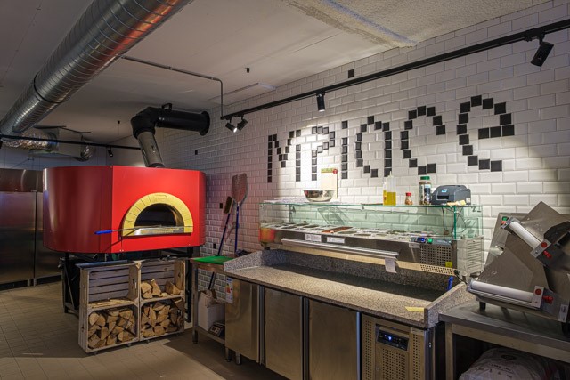 De rode houtoven en de open keuken van Mi Piace
