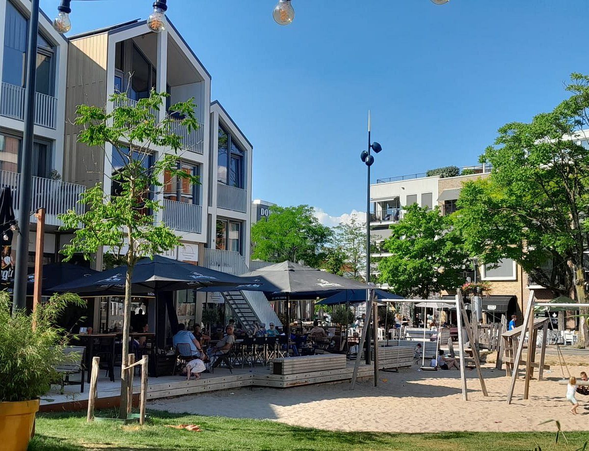 Terrassen aan het zonnige Thoomesplein in Veenendaal